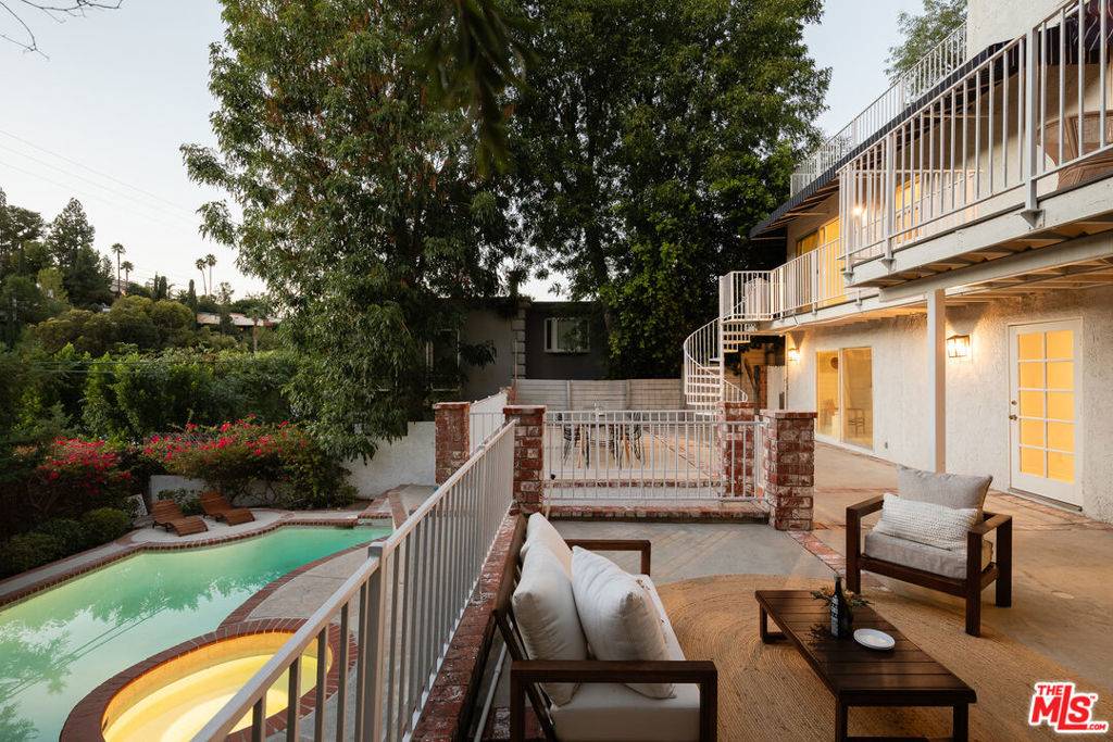 Woodland Hills, CA 91364,5215 Baza AVE