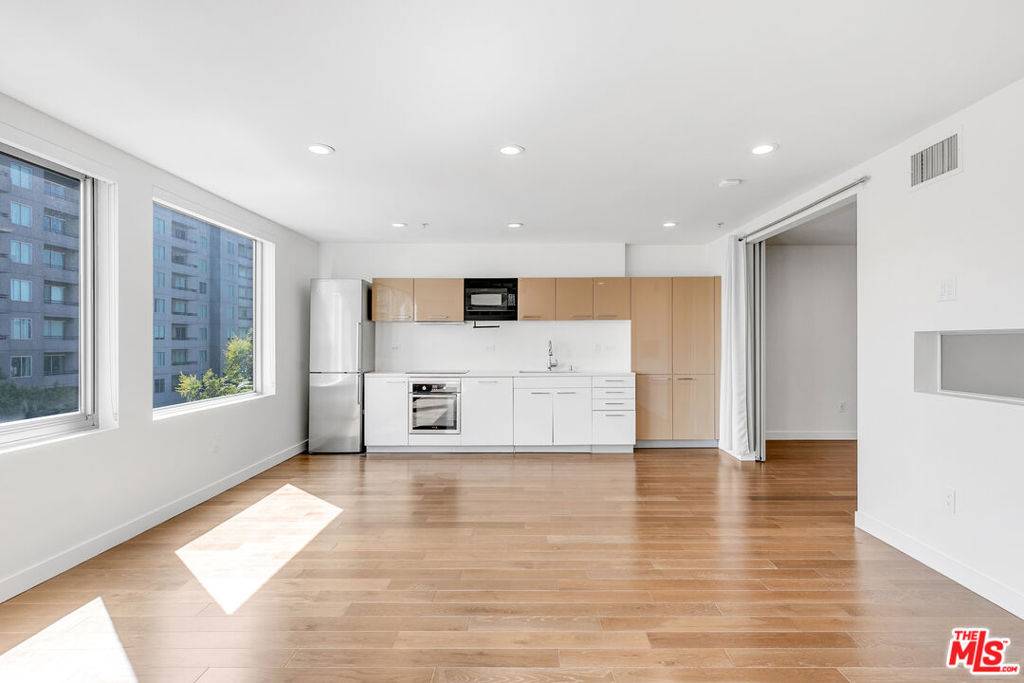 Los Angeles, CA 90015,901 S Flower ST #408