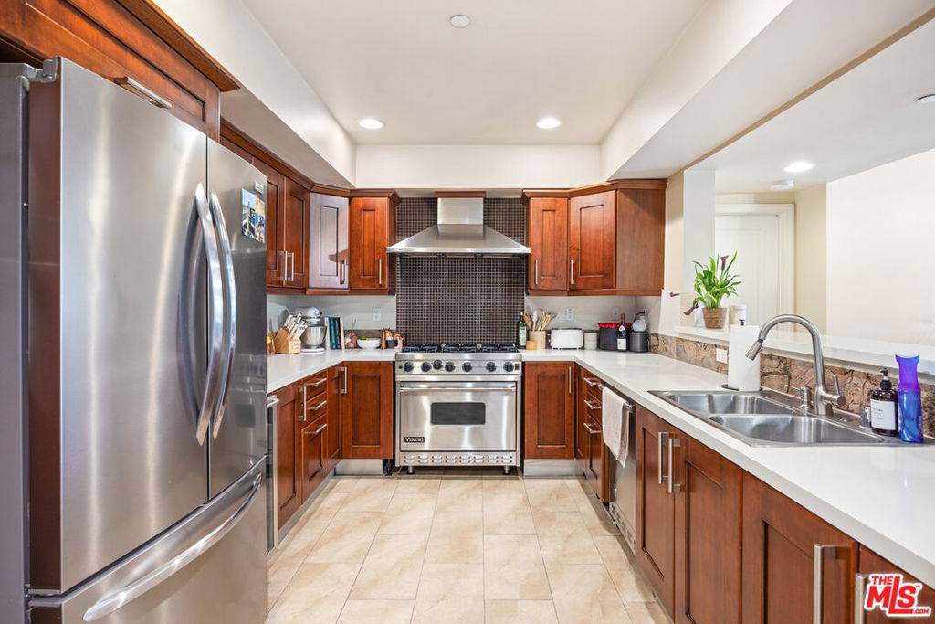 Los Angeles, CA 90049,951 Granville AVE #202