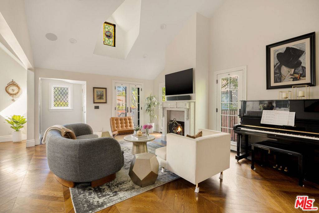 West Hollywood, CA 90048,8906 Ashcroft AVE