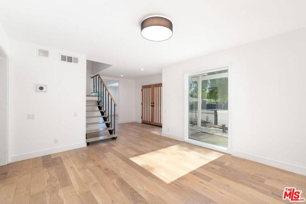 Woodland Hills, CA 91367,23201 Oxnard ST