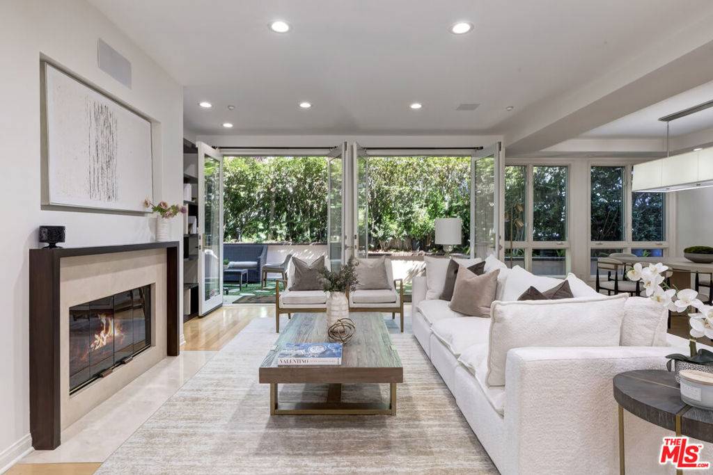 Beverly Hills, CA 90211,121 N Almont DR #103