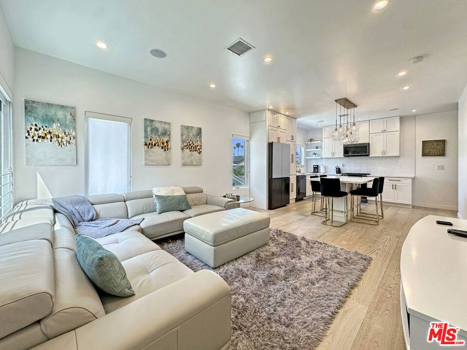 Los Angeles, CA 90019,1522 S Burnside AVE