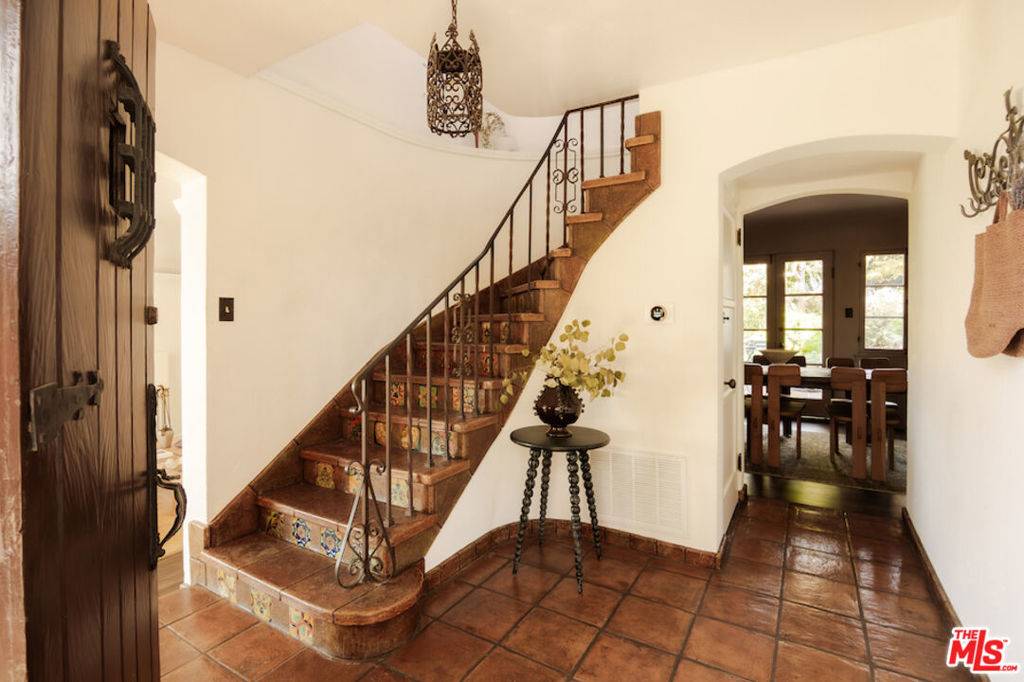 Los Angeles, CA 90027,3877 Franklin AVE