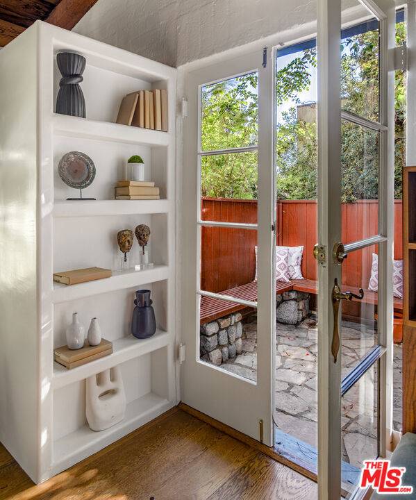 Los Angeles, CA 90046,8027 Willow Glen RD