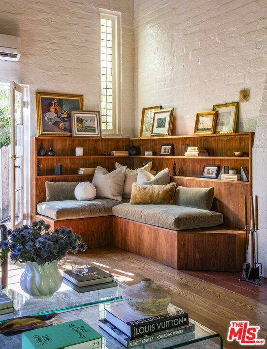 Los Angeles, CA 90046,8027 Willow Glen RD