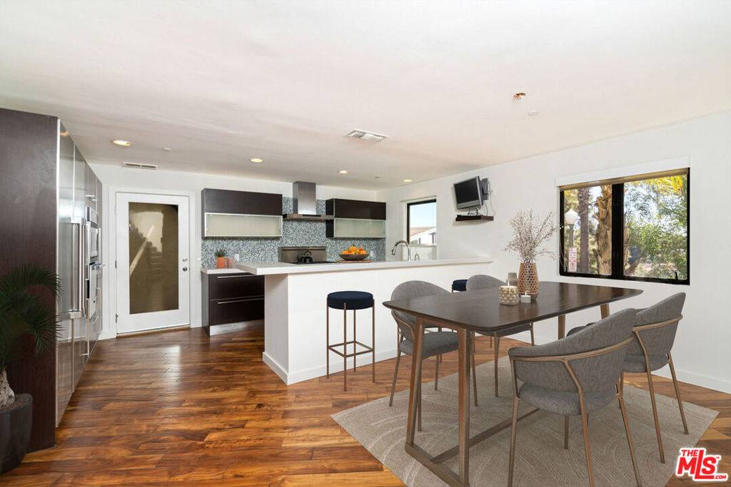 Los Angeles, CA 90068,6441 BRYN MAWR DR