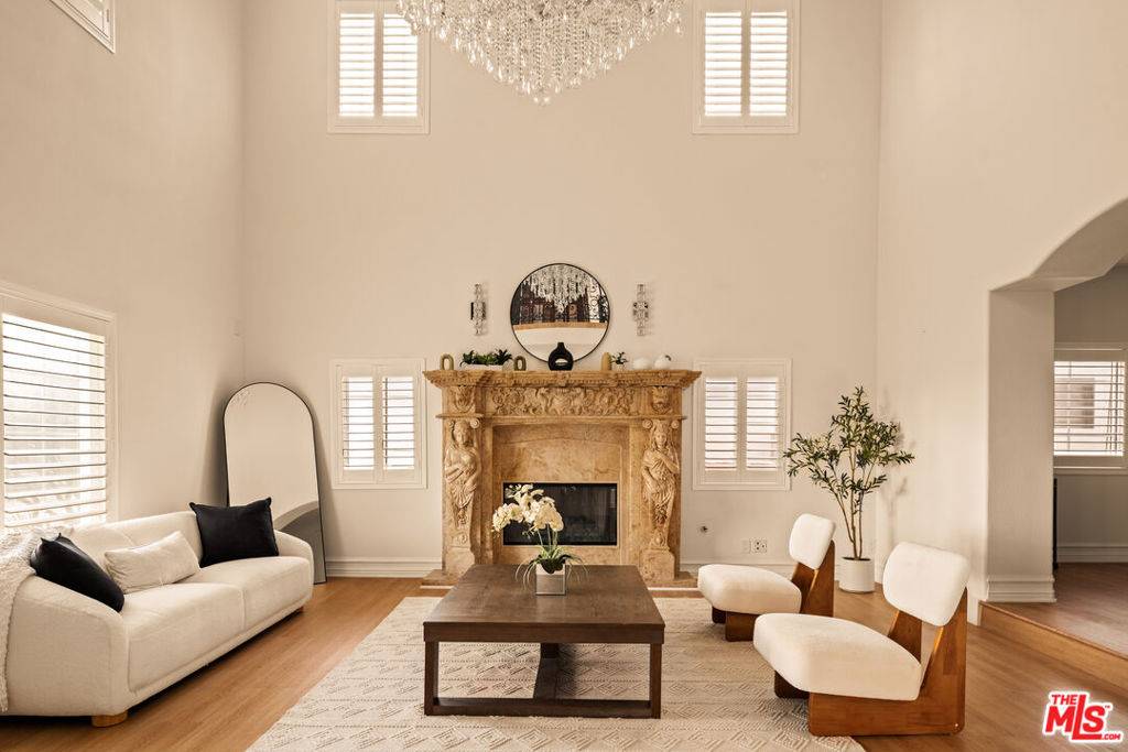 Los Angeles, CA 90045,8906 Yorktown AVE