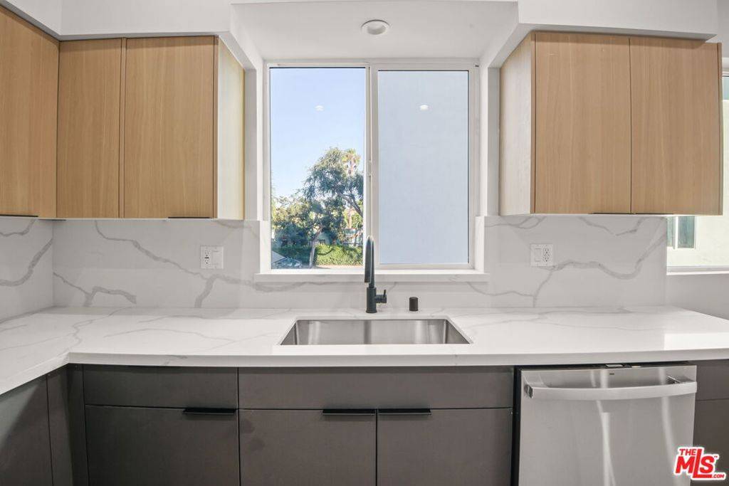 Los Angeles, CA 90019,1709 S Burnside AVE #1/2