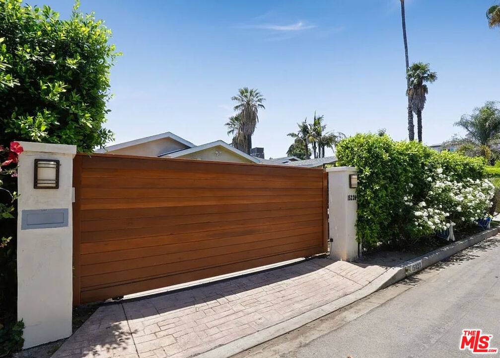 Sherman Oaks, CA 91403,15220 Valleyheart DR