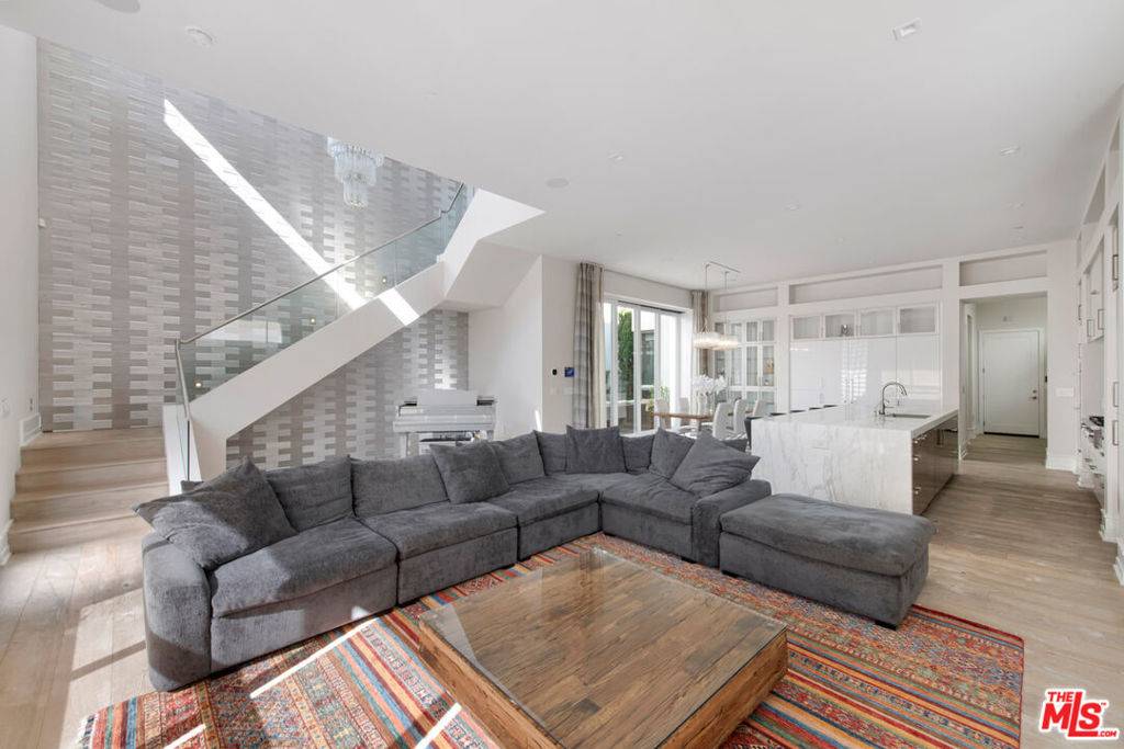 Los Angeles, CA 90094,5904 Village DR