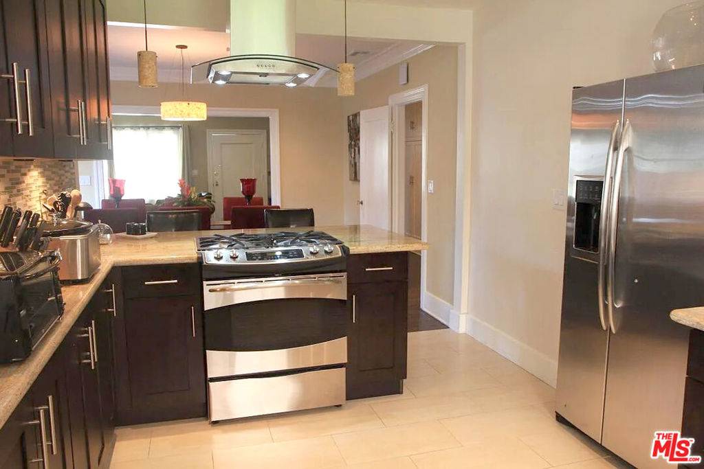 Los Angeles, CA 90004,580 Lillian WAY