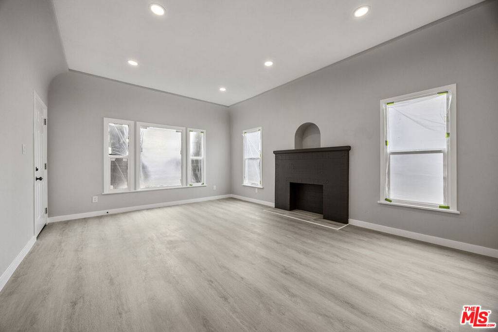 Los Angeles, CA 90003,403 E 91st ST