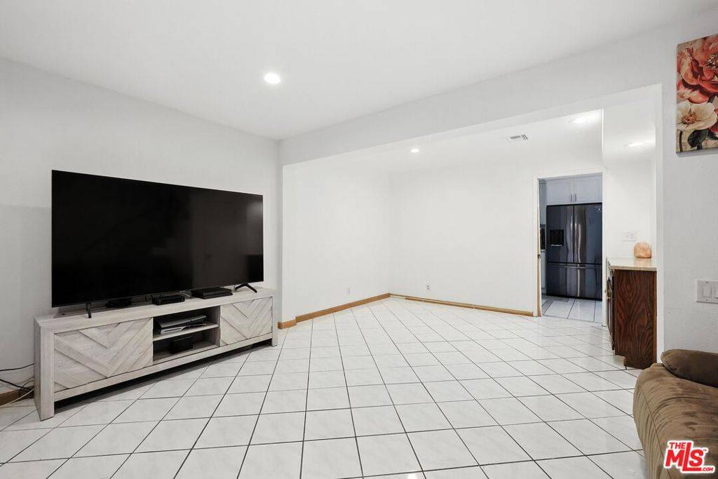 Van Nuys, CA 91405,7422 Hazeltine AVE #3