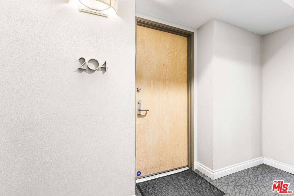 Los Angeles, CA 90024,1617 S Beverly Glen BLVD #204