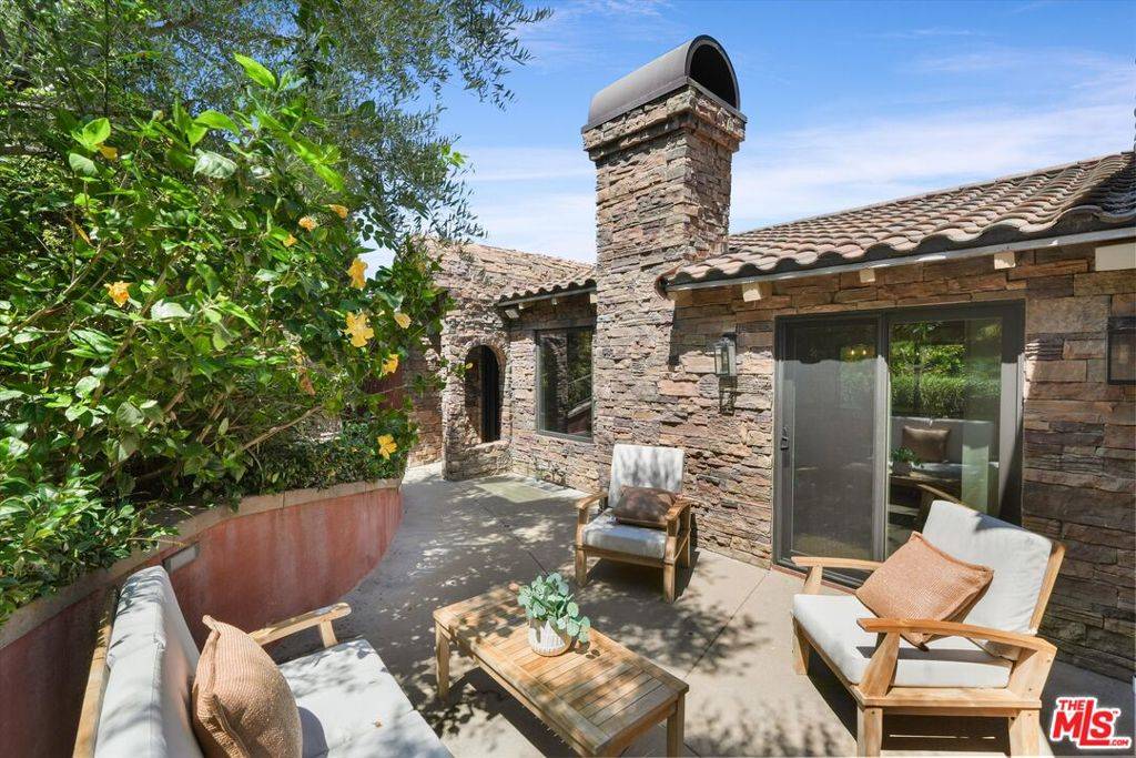 Los Angeles, CA 90068,3310 Bennett DR