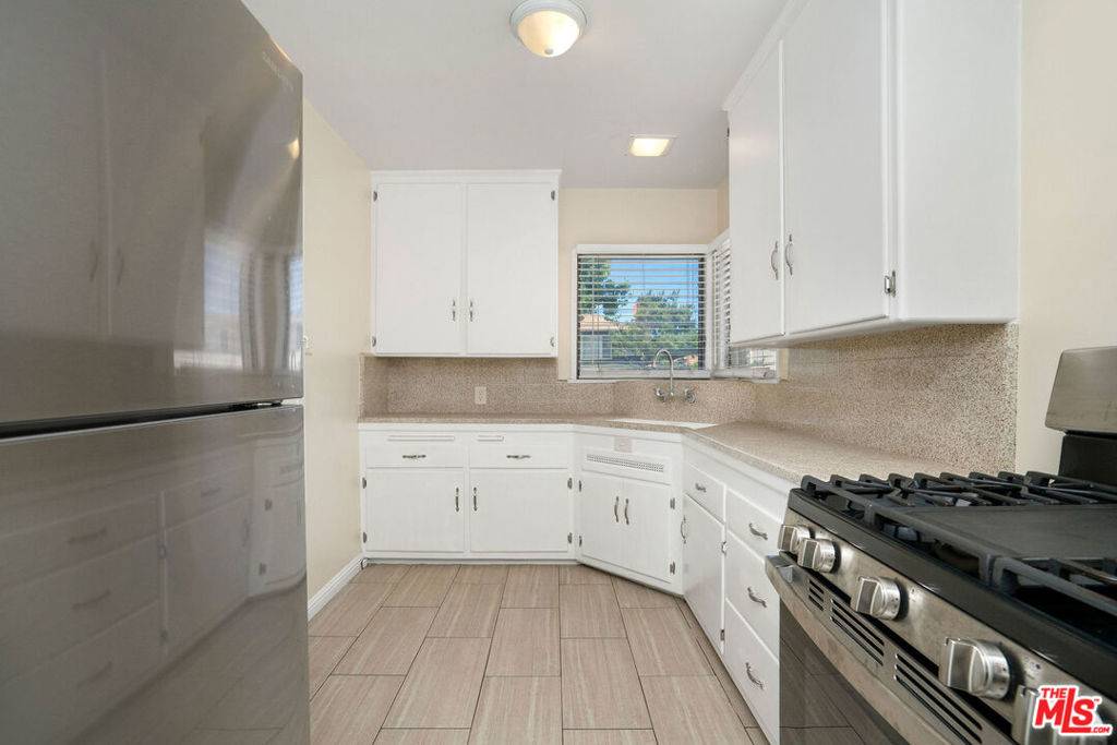 Los Angeles, CA 90056,5918 S Fairfax AVE