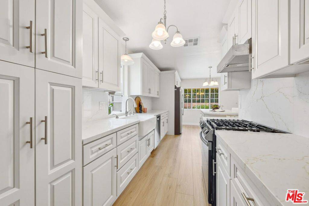 Tarzana, CA 91356,5430 Geyser AVE