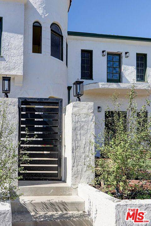 Los Angeles, CA 90019,1801 S Sycamore AVE