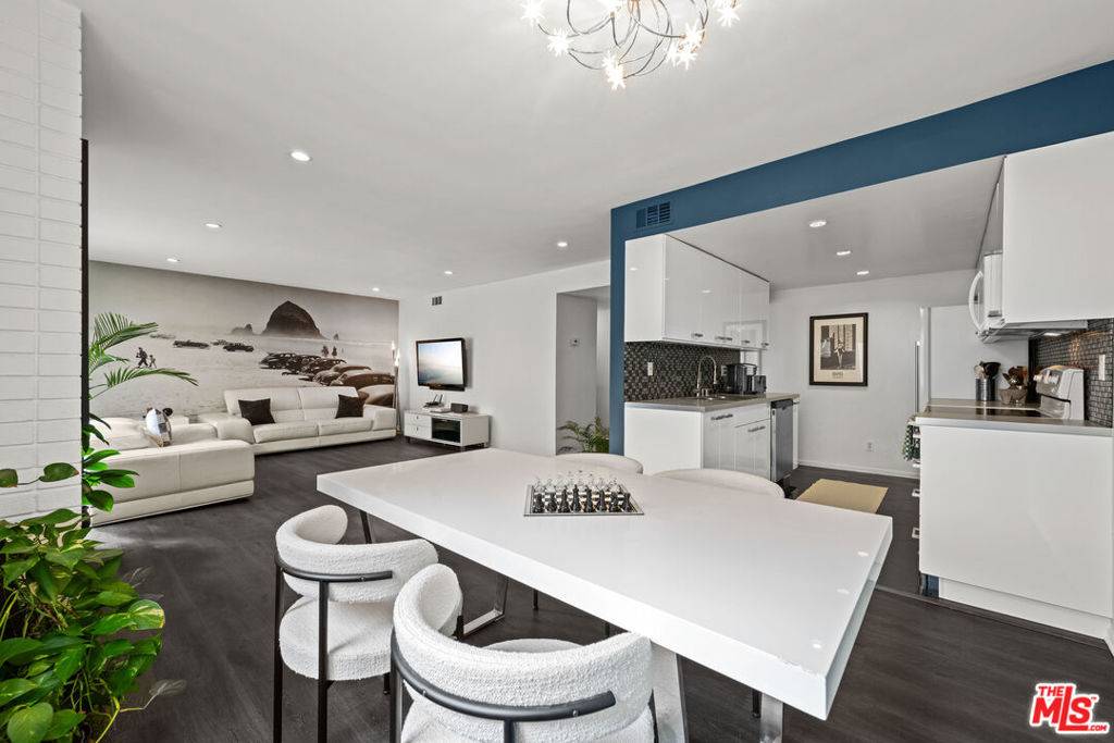 West Hollywood, CA 90069,1221 N Kings RD #207