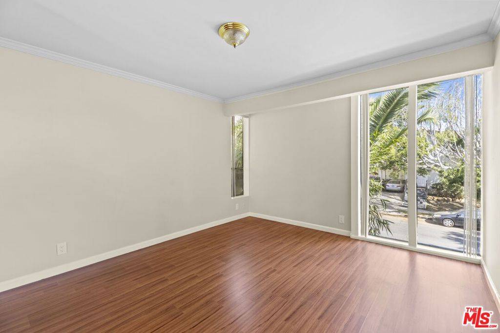 Los Angeles, CA 90025,1233 BARRY AVE #208