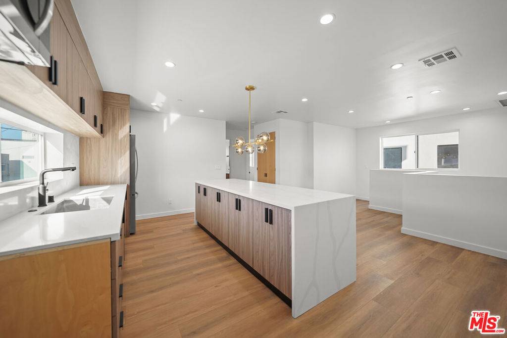 Los Angeles, CA 90038,819 N Mccadden PL #2