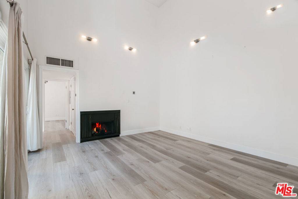 Glendale, CA 91202,1339 N Columbus AVE #304