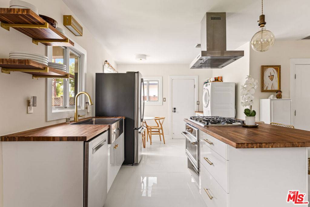 North Hollywood, CA 91601,11202 Emelita ST