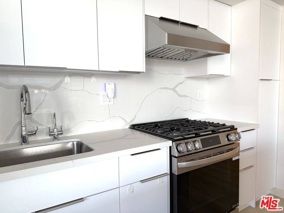 Los Angeles, CA 90015,1100 S Hope ST #516