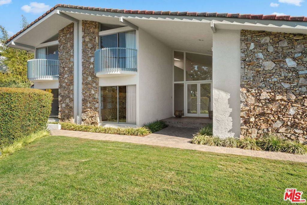 Los Angeles, CA 90049,650 N Tigertail RD