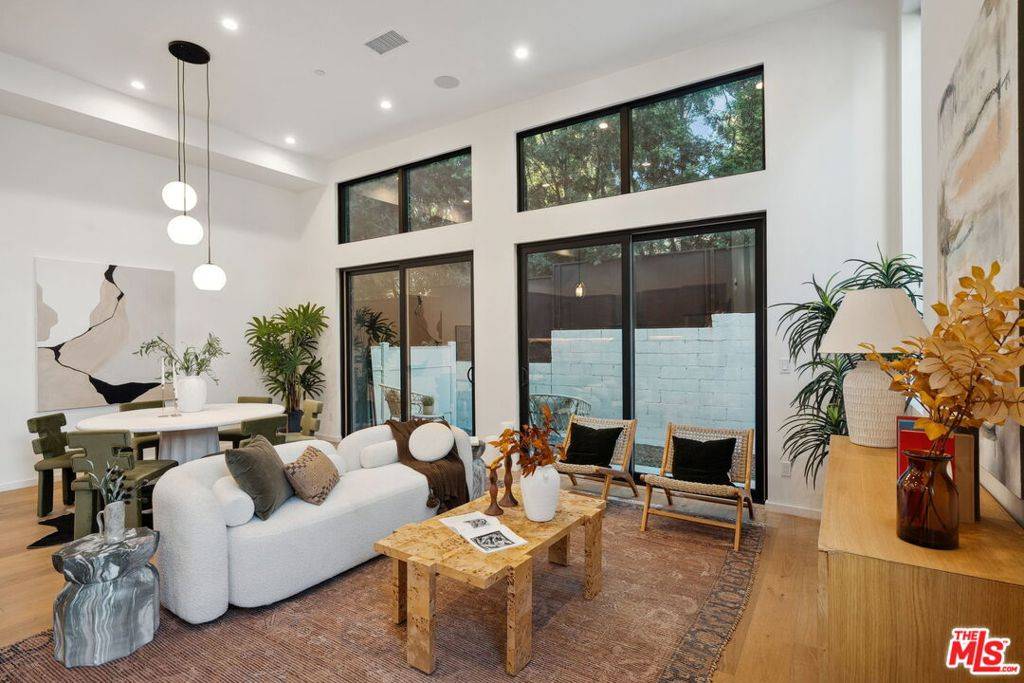 Los Angeles, CA 90068,6325 Primrose AVE