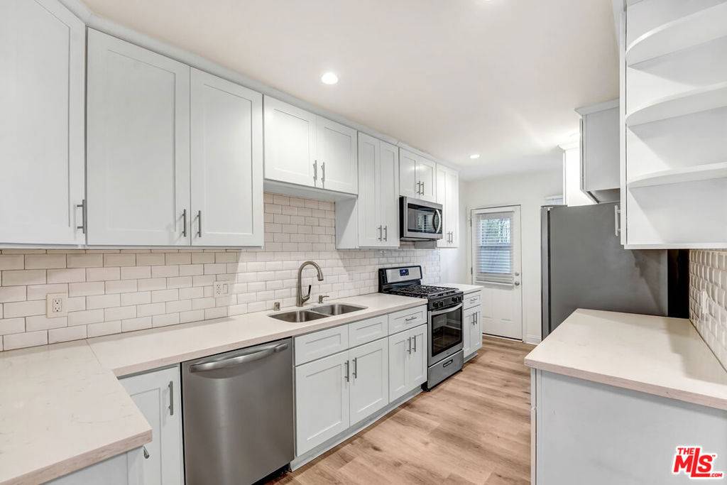 Beverly Hills, CA 90210,337 N Oakhurst DR #1