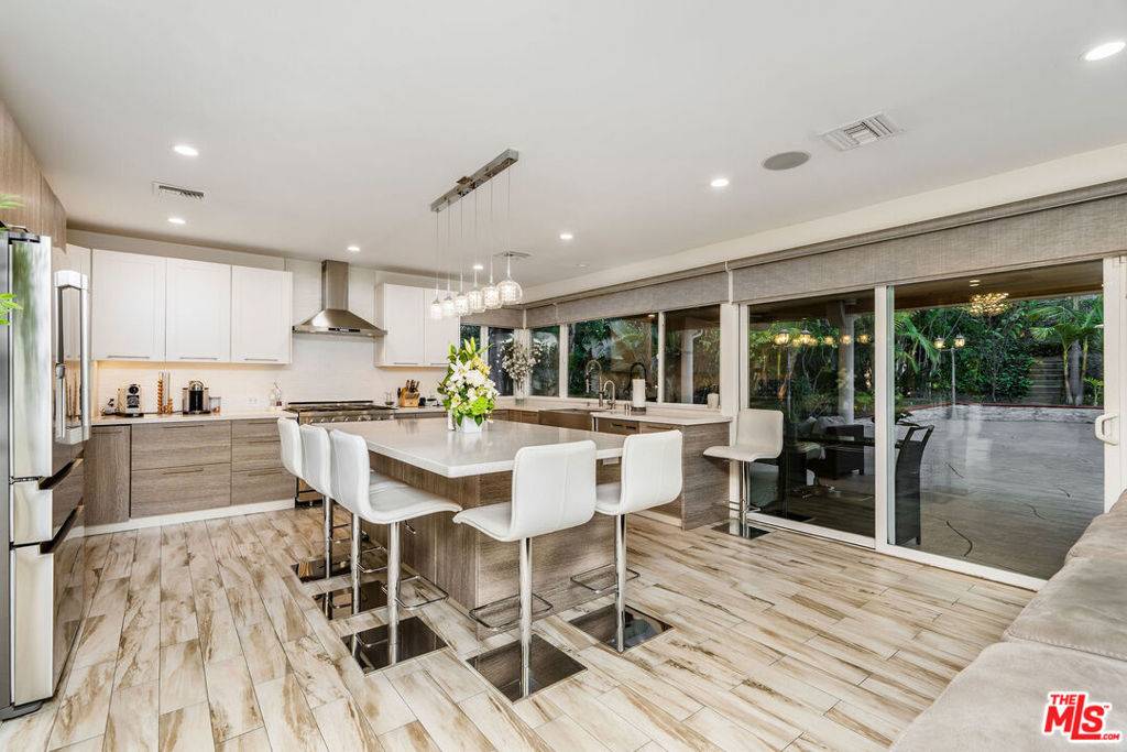 Tarzana, CA 91356,19715 Greenbriar DR