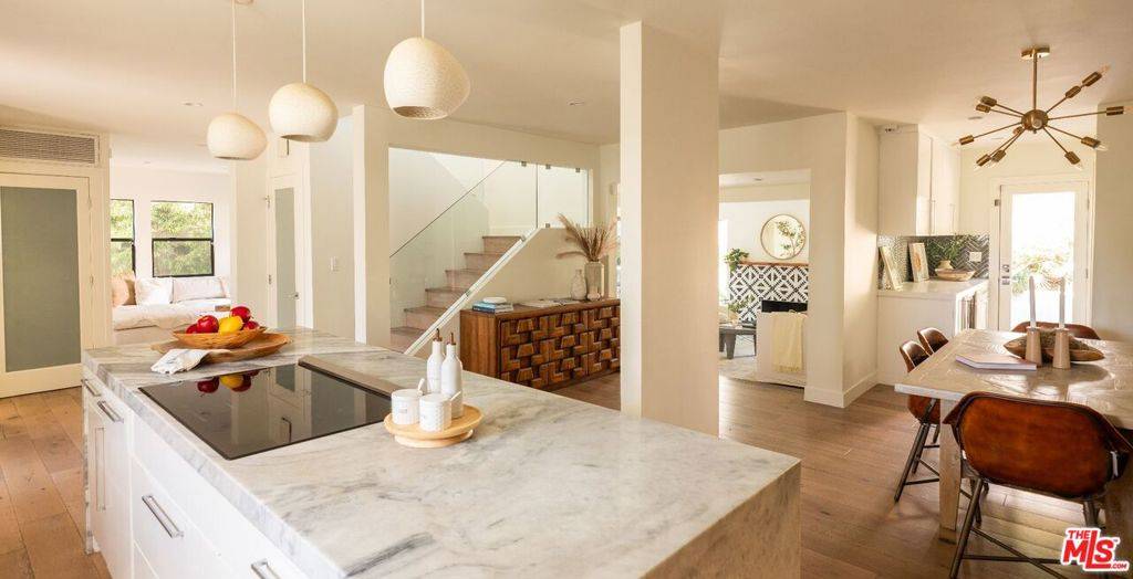 Los Angeles, CA 90066,13053 Rose AVE