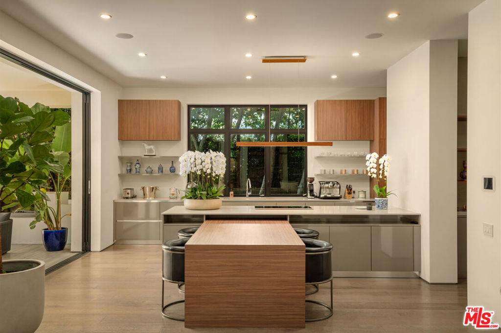 Los Angeles, CA 90048,333 N Croft AVE