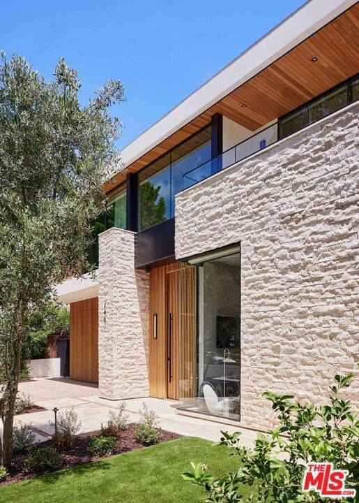 Los Angeles, CA 90024,740 Warner AVE