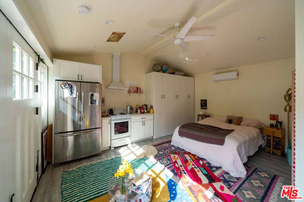 Los Angeles, CA 90068,2424 Canyon DR