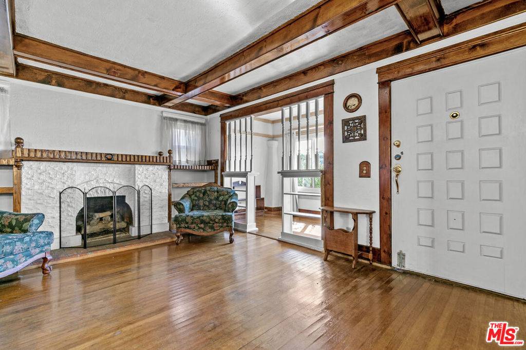 Los Angeles, CA 90037,945 W 54th ST