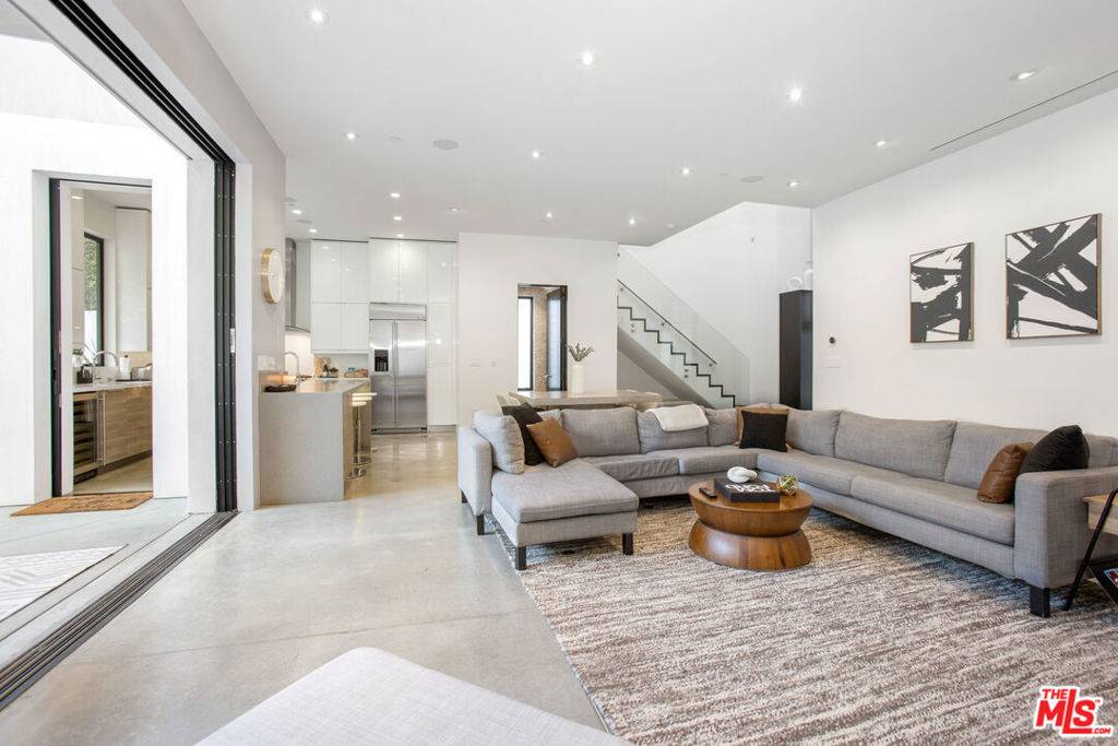 Los Angeles, CA 90048,454 N Sweetzer AVE