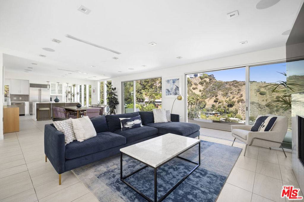 Los Angeles, CA 90069,8540 Hillside AVE