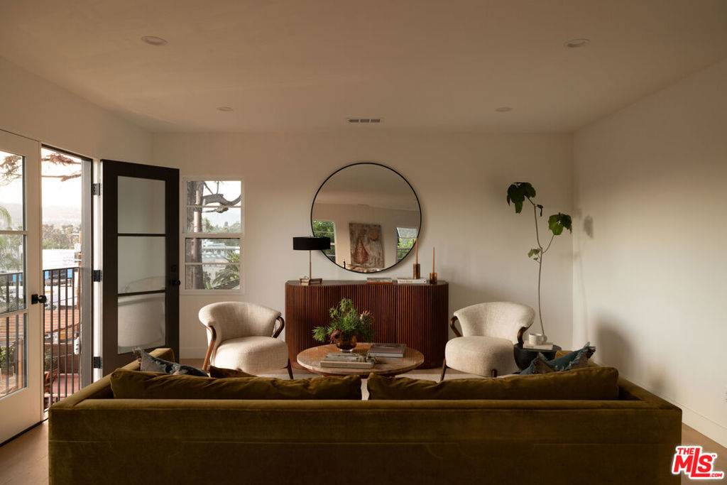 Los Angeles, CA 90029,1018 Manzanita ST