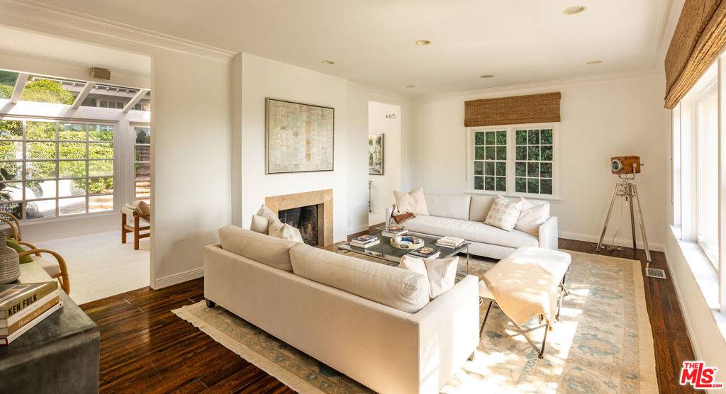 Los Angeles, CA 90069,1455 Belfast DR