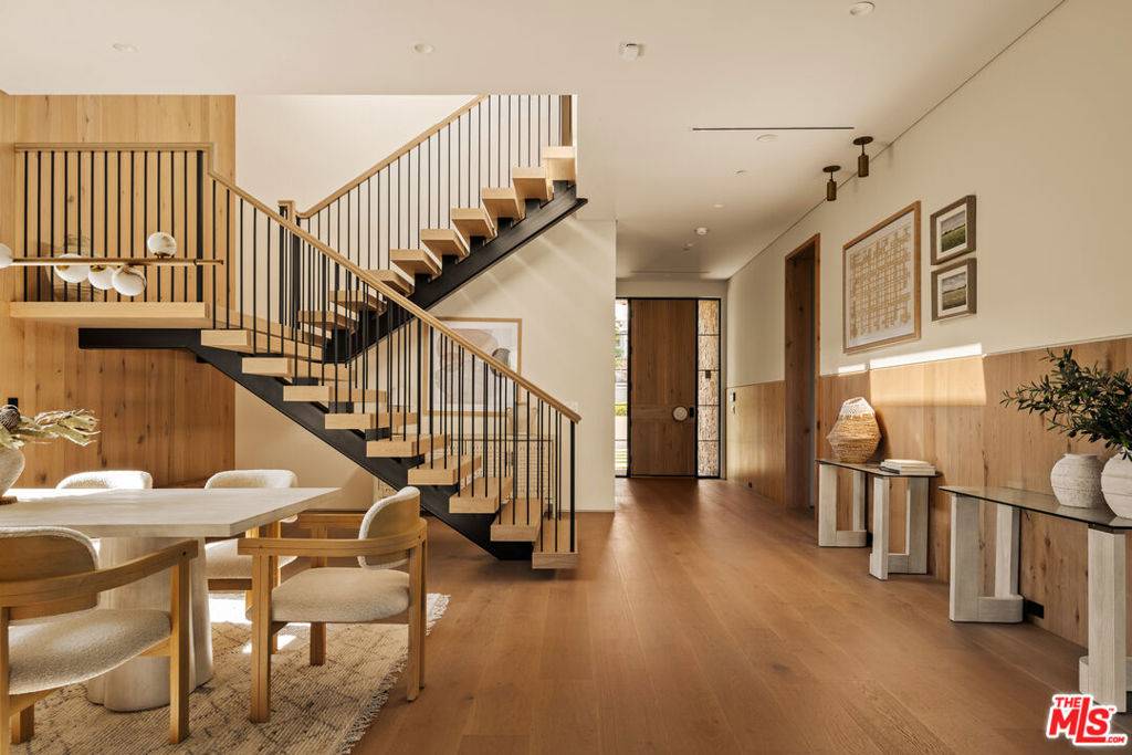 Valley Village, CA 91602,11556 Blix ST