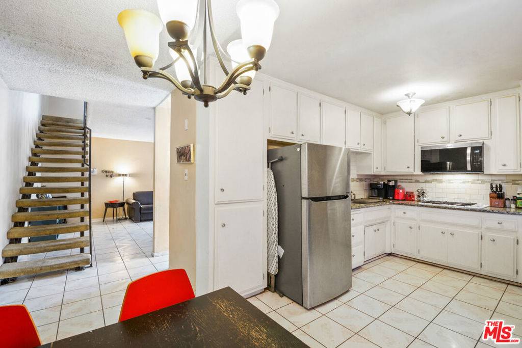 Long Beach, CA 90805,66 W 49th ST