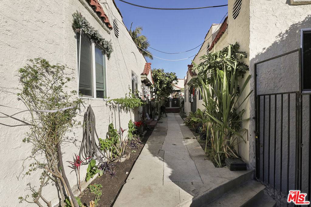 Los Angeles, CA 90019,4011 Country Club DR