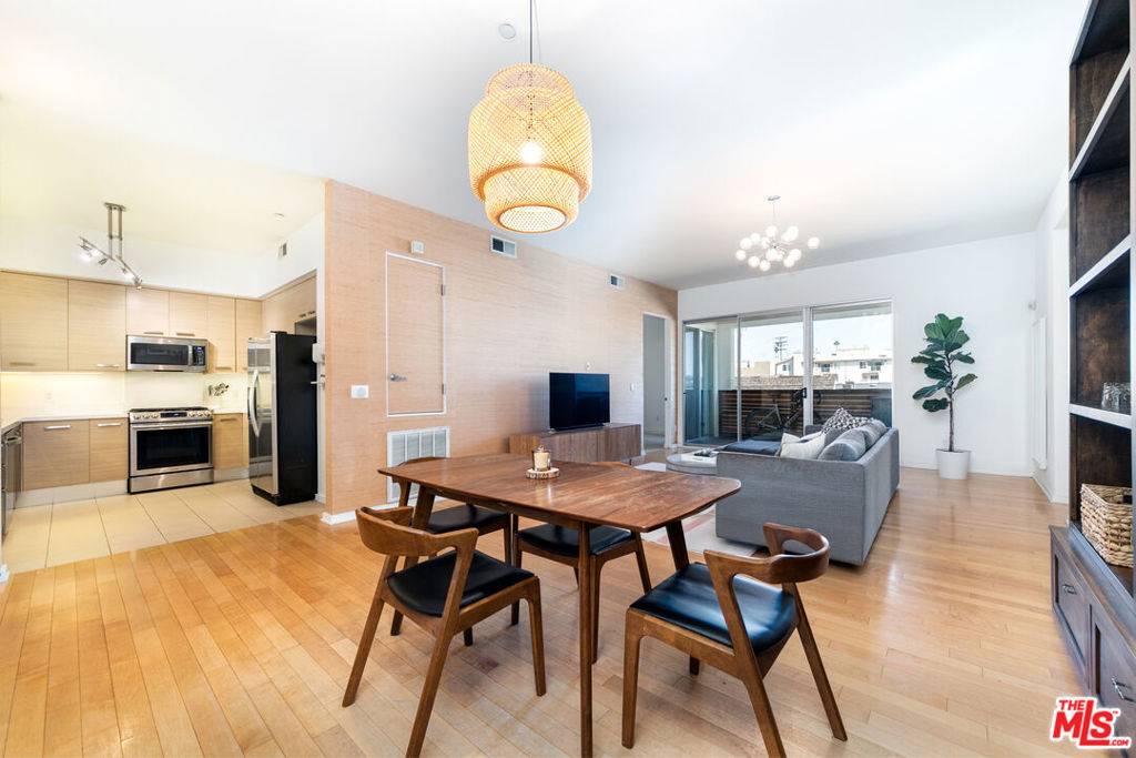Los Angeles, CA 90066,12411 Pacific AVE #205