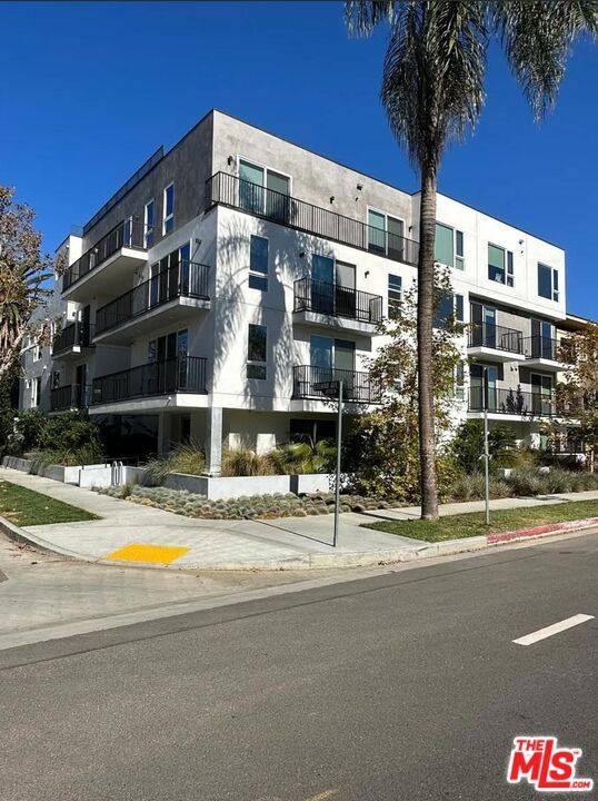 Sherman Oaks, CA 91423,4806 Sylmar Ave PENTHOUSE #PH2