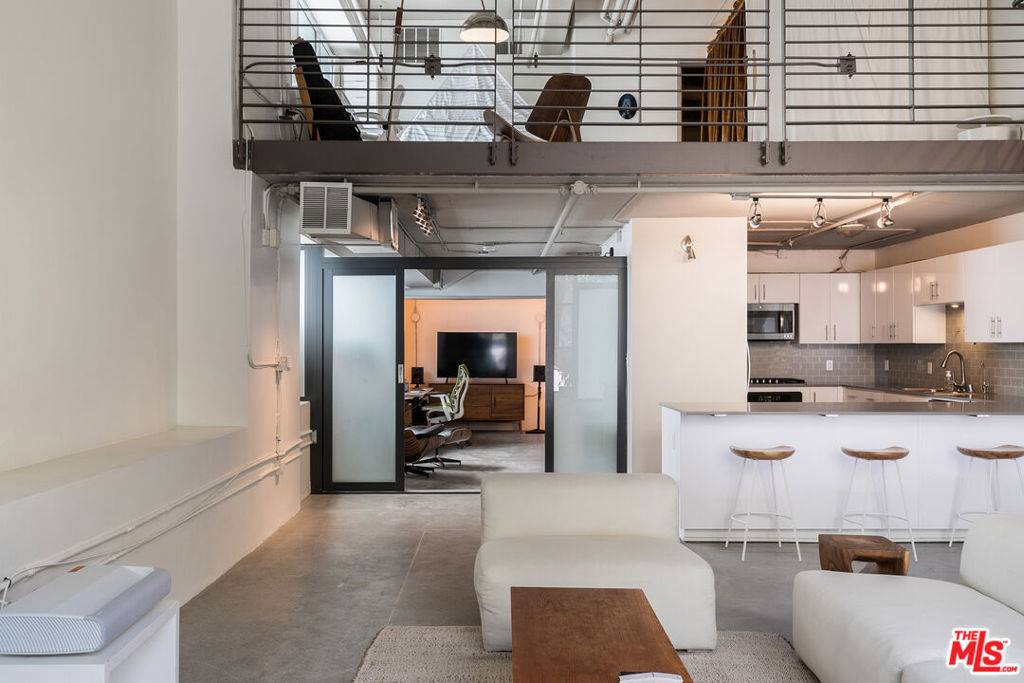 Los Angeles, CA 90015,1130 S Flower ST #103