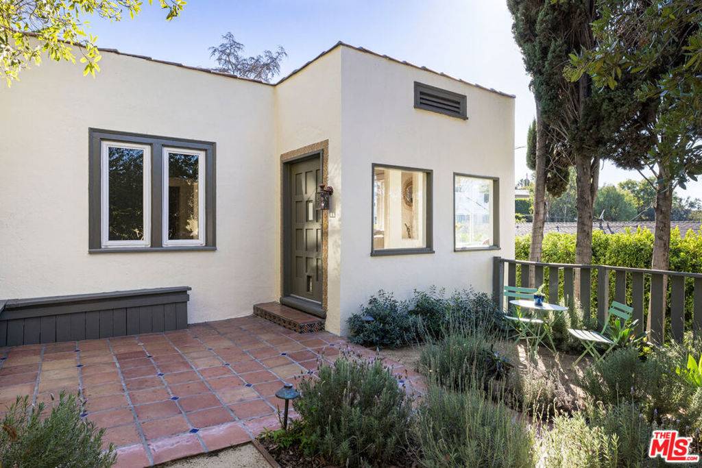 Los Angeles, CA 90039,2342 Earl ST