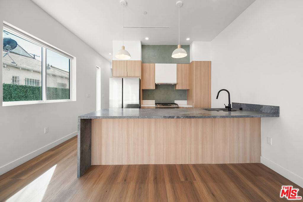 Los Angeles, CA 90034,1905 S Corning ST #1